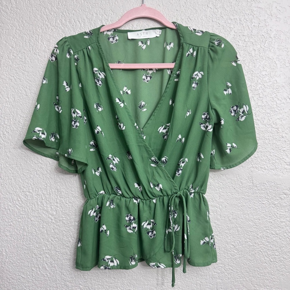 ASTR The Label Green Floral Faux Wrap Ruffle Sleeve Blouse S